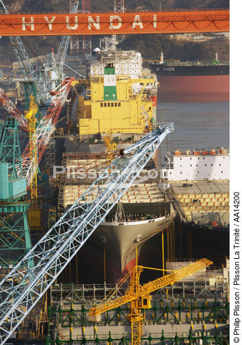 The harbour city of Ulsan in South Korea. - © Philip Plisson / Pêcheur d’Images / AA14200 - Photo Galleries - Hyundai Shipyard, the largest shipyard in the world, South Korea