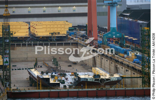La ville portuaire de Ulsan en Corée de Sud. - © Philip Plisson / Plisson La Trinité / AA14208 - Nos reportages photos - Chantier Hyundai, le plus grand chantier maritime du monde.