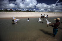 Maquette de jangadas sur une plage du Ceara au Brésil. © Philip Plisson / Plisson La Trinité / AA14213 - Nos reportages photos - Sport et loisir