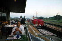 Ecluse sur le Canal de Panama. © Philip Plisson / Plisson La Trinité / AA14226 - Nos reportages photos - Restaurant