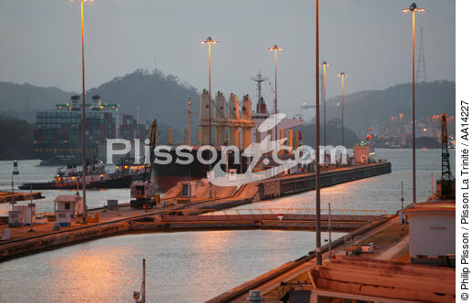 Lock on Panama Canal. - © Philip Plisson / Plisson La Trinité / AA14227 - Photo Galleries - Panama City