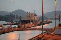 Lock on Panama Canal. © Philip Plisson / Plisson La Trinité / AA14227 - Photo Galleries - Dawn