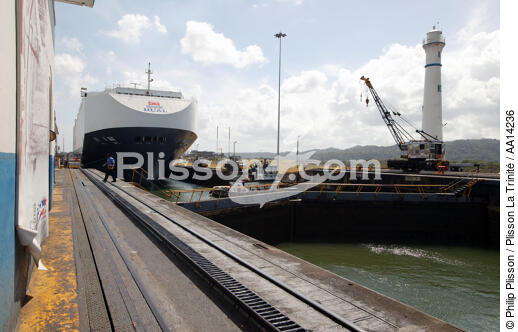 Ecluse sur le Canal de Panama. - © Philip Plisson / Plisson La Trinité / AA14236 - Nos reportages photos - Canal de Panama