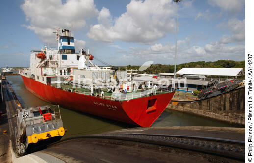 Ecluse sur le Canal de Panama. - © Philip Plisson / Plisson La Trinité / AA14237 - Nos reportages photos - Train