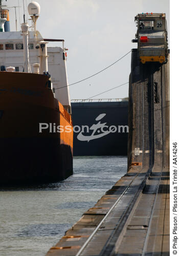 Ecluse sur le Canal de Panama. - © Philip Plisson / Plisson La Trinité / AA14246 - Nos reportages photos - Train