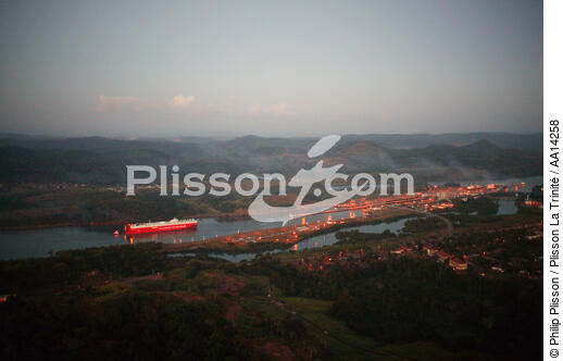 Panama Canal. - © Philip Plisson / Plisson La Trinité / AA14258 - Photo Galleries - Dawn