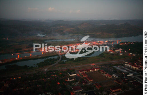 Le canal de Panama. - © Philip Plisson / Plisson La Trinité / AA14259 - Nos reportages photos - Ecluse