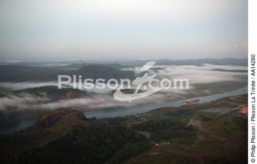 Panama Canal. - © Philip Plisson / Plisson La Trinité / AA14260 - Photo Galleries - Mist