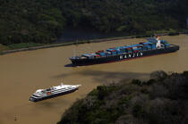 Le canal de Panama. © Philip Plisson / Plisson La Trinité / AA14265 - Nos reportages photos - Porte-conteneurs