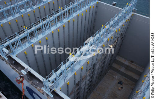 Construction d'un porte conteneur à Ulsan. - © Philip Plisson / Plisson La Trinité / AA14268 - Nos reportages photos - Chantier Hyundai, le plus grand chantier maritime du monde.