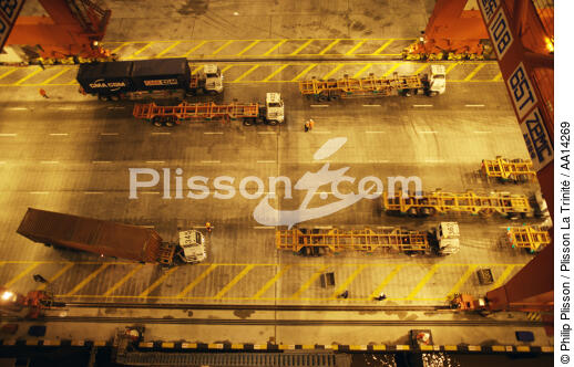 Truck on standby of the containers in Shanghai. - © Philip Plisson / Plisson La Trinité / AA14269 - Photo Galleries - Shanghai