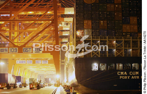 Truck on standby of the containers in Shanghai. - © Philip Plisson / Plisson La Trinité / AA14270 - Photo Galleries - Road transport