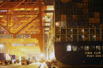 Truck on standby of the containers in Shanghai. © Philip Plisson / Plisson La Trinité / AA14270 - Photo Galleries - Night