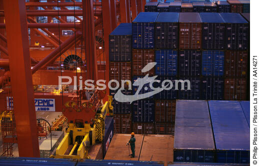 Porte-conteneur à Shanghai. - © Philip Plisson / Plisson La Trinité / AA14271 - Nos reportages photos - Porte-conteneurs