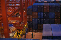 Containership in Shanghai. © Philip Plisson / Plisson La Trinité / AA14271 - Photo Galleries - Night