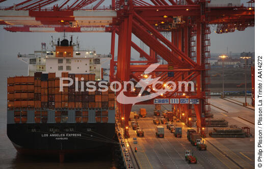 Containership in Shanghai. - © Philip Plisson / Plisson La Trinité / AA14272 - Photo Galleries - Shanghai