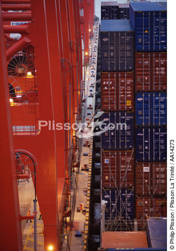 Containership in Shanghai. - © Philip Plisson / Plisson La Trinité / AA14273 - Photo Galleries - Night