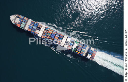 Containership in the rail of Ouessant. - © Philip Plisson / Plisson La Trinité / AA14281 - Photo Galleries - Containership