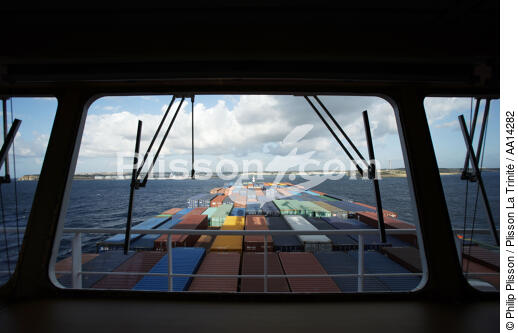 Porte-conteneur arrivant à Malte. - © Philip Plisson / Plisson La Trinité / AA14282 - Nos reportages photos - Malte