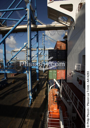 Containership in Malta. - © Philip Plisson / Plisson La Trinité / AA14283 - Photo Galleries - CMA CGM Marco Polo