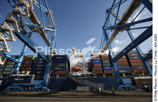 Containership in Malta. - © Philip Plisson / Plisson La Trinité / AA14284 - Photo Galleries - Containership