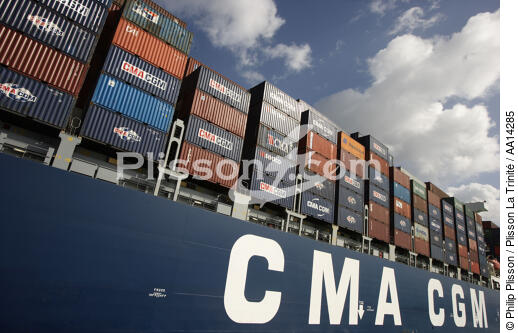 Containership in Malta. - © Philip Plisson / Plisson La Trinité / AA14285 - Photo Galleries - Containership