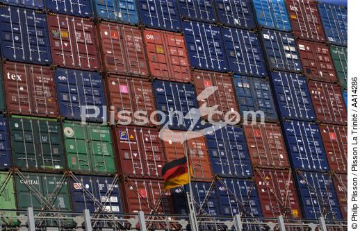 Containership in Malta. - © Philip Plisson / Plisson La Trinité / AA14286 - Photo Galleries - CMA CGM Marco Polo