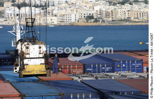 Containership in Malta. - © Philip Plisson / Plisson La Trinité / AA14287 - Photo Galleries - Man