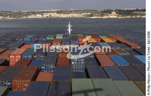 Containership in Malta. - © Philip Plisson / Plisson La Trinité / AA14288 - Photo Galleries - CMA CGM Marco Polo
