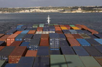 Containership in Malta. © Philip Plisson / Plisson La Trinité / AA14288 - Photo Galleries - Containerships, the excess