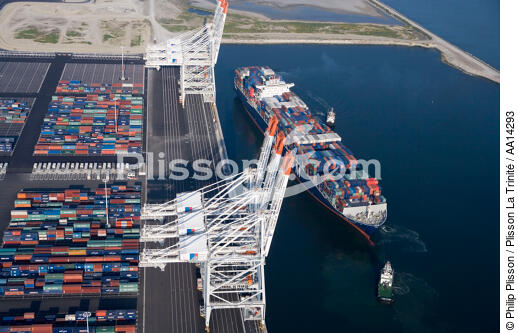 Porte-conteneur dans le port du Havre. - © Philip Plisson / Plisson La Trinité / AA14293 - Nos reportages photos - Porte-conteneurs