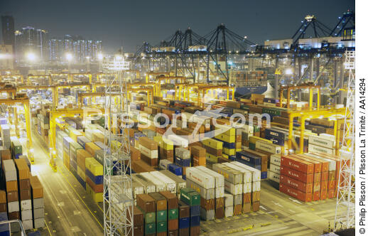 Terminal de porte-conteneur dans le port de Hong-Kong. - © Philip Plisson / Plisson La Trinité / AA14294 - Nos reportages photos - Porte-conteneurs, la démesure