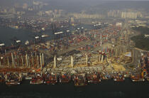 Terminal de porte-conteneur dans le port de Hong-Kong. © Philip Plisson / Pêcheur d’Images / AA14295 - Nos reportages photos - Porte-conteneurs, la démesure