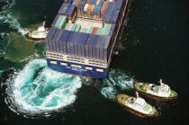Container ship in front of Marseille. © Philip Plisson / Plisson La Trinité / AA14296 - Photo Galleries - Tug