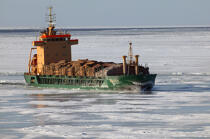 Transport de bois en mer Baltique. © Philip Plisson / Pêcheur d’Images / AA14297 - Nos reportages photos - Brise Glace en mer Baltique