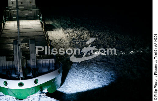 Brise glace en mer Baltique. - © Philip Plisson / Plisson La Trinité / AA14301 - Nos reportages photos - Brise Glace en mer Baltique