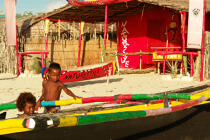 Anakao - Madagascar. © Philip Plisson / Plisson La Trinité / AA14351 - Nos reportages photos - Enfant