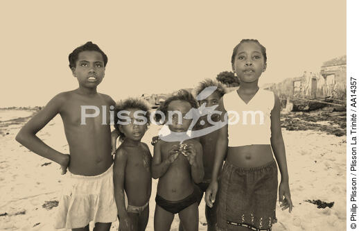 Enfants à Anakao - Madagascar. - © Philip Plisson / Plisson La Trinité / AA14357 - Nos reportages photos - Madagascar