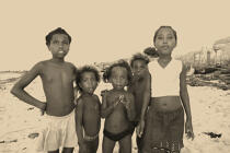 Enfants à Anakao - Madagascar. © Philip Plisson / Plisson La Trinité / AA14357 - Nos reportages photos - Ville [Madagascar]