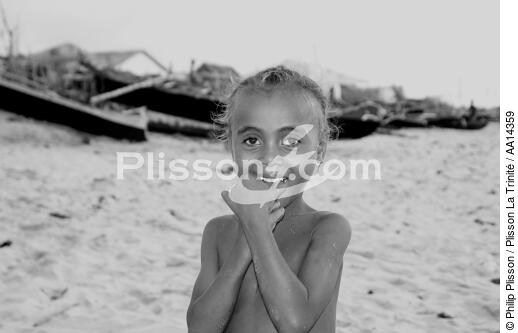 Enfant à Anakao - Madagascar. - © Philip Plisson / Plisson La Trinité / AA14359 - Nos reportages photos - Madagascar