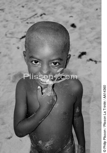 Enfant à Anakao - Madagascar. - © Philip Plisson / Plisson La Trinité / AA14360 - Nos reportages photos - Noir et blanc