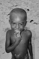 Enfant à Anakao - Madagascar. © Philip Plisson / Plisson La Trinité / AA14360 - Nos reportages photos - Noir et blanc