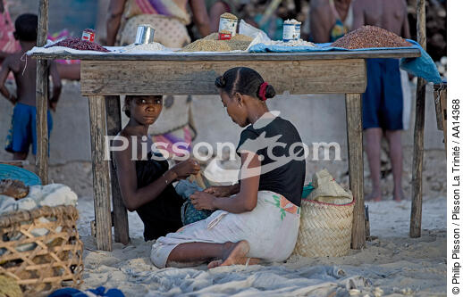 Anakao - Madagascar. - © Philip Plisson / Plisson La Trinité / AA14368 - Photo Galleries - Woman