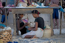 Anakao - Madagascar. © Philip Plisson / Plisson La Trinité / AA14368 - Photo Galleries - Woman