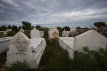 Anakao - Madagascar. © Philip Plisson / Plisson La Trinité / AA14394 - Photo Galleries - Cemetery