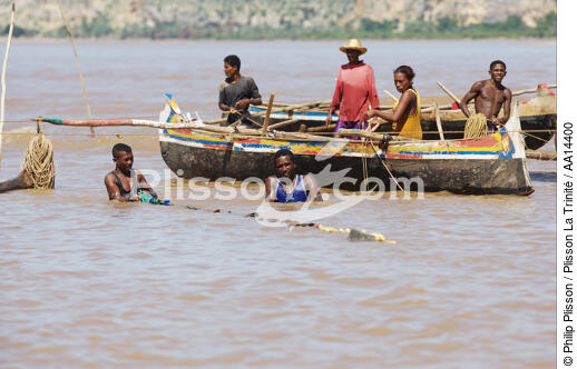 Anakao - Madagascar. - © Philip Plisson / Plisson La Trinité / AA14400 - Photo Galleries - Fishing with a seine 