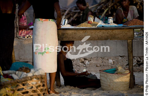Anakao - Madagascar. - © Philip Plisson / Plisson La Trinité / AA14426 - Photo Galleries - Woman