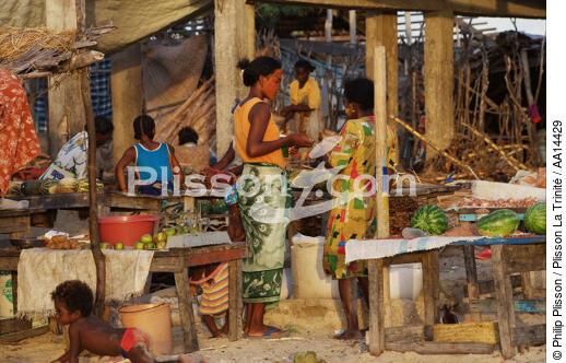 Anakao - Madagascar. - © Philip Plisson / Plisson La Trinité / AA14429 - Photo Galleries - Woman