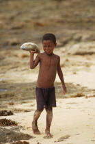 Ifaty - Madagascar. © Philip Plisson / Plisson La Trinité / AA14640 - Nos reportages photos - Enfant