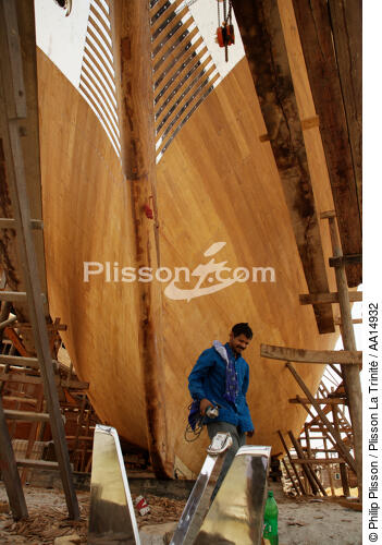 Construction of dhow in Dubai. - © Philip Plisson / Plisson La Trinité / AA14932 - Photo Galleries - Boat and shipbuilding